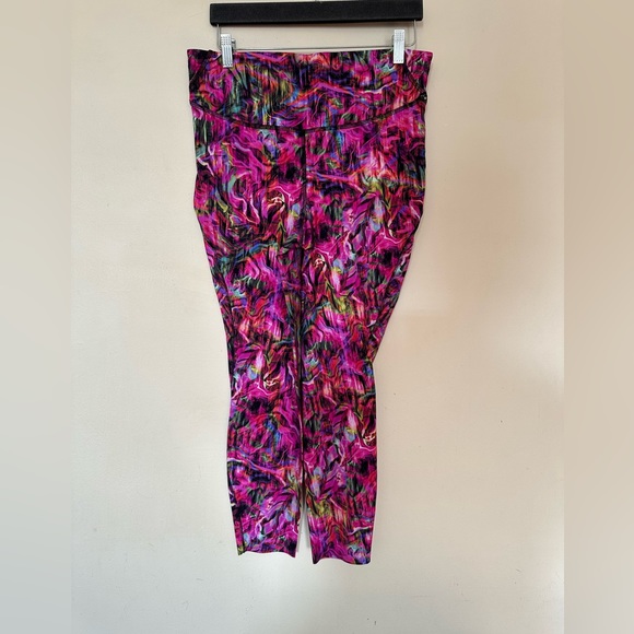Lululemon Base Pace High-Rise Running Tight 25"
Hyper Flow Pink Multi! E… - Picture 5 of 7